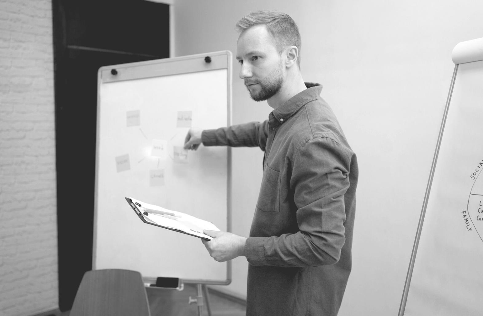Negociación empresarial en entorno profesional
